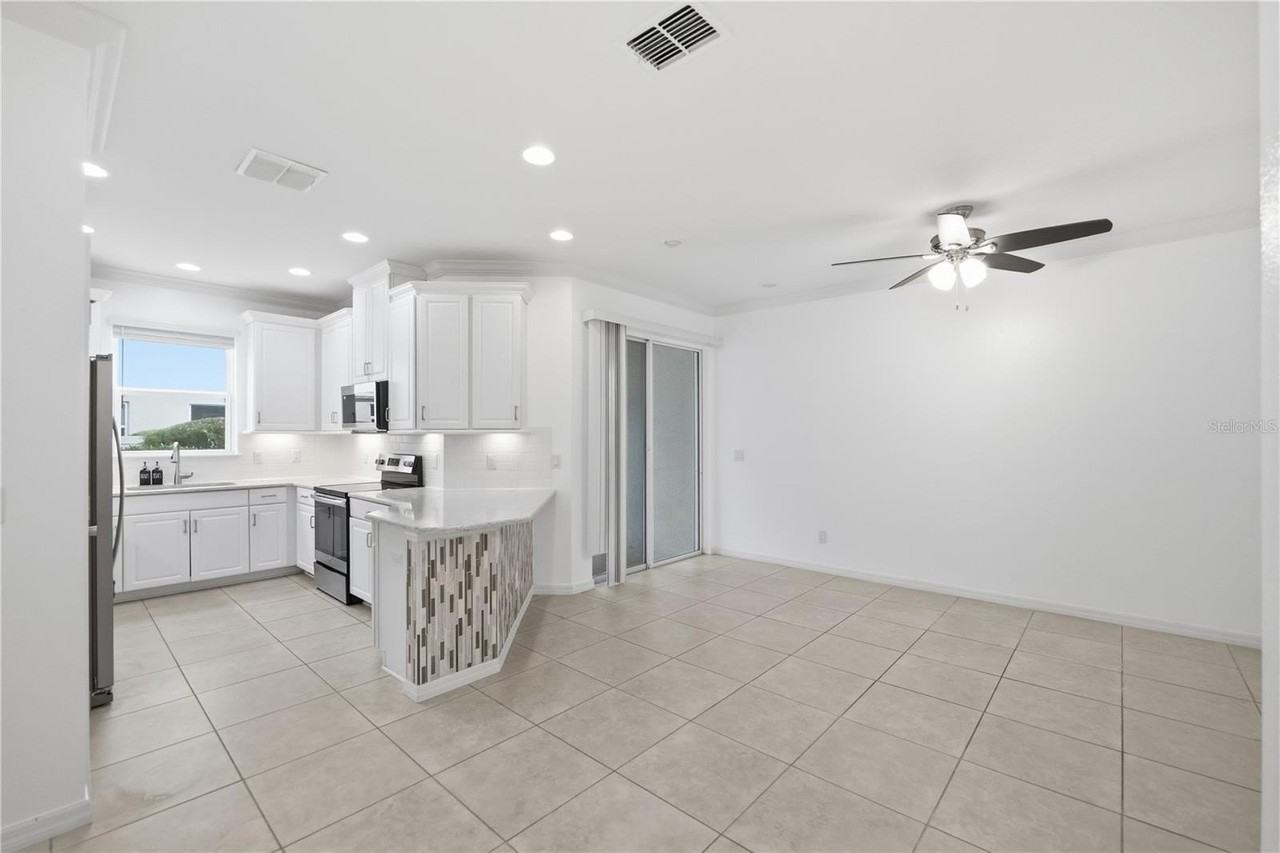 1066 Amber Leaf Trl - Photo 4 of 32