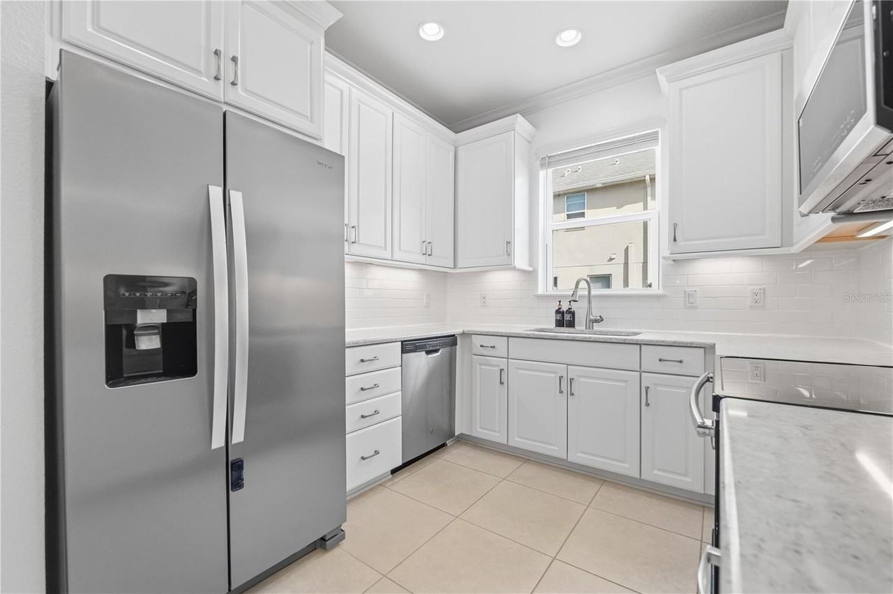 1066 Amber Leaf Trl - Photo 5 of 32