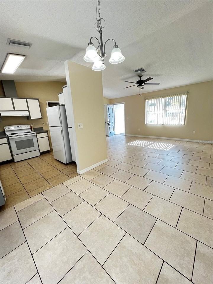 3053 Salton St - Photo 3 of 11