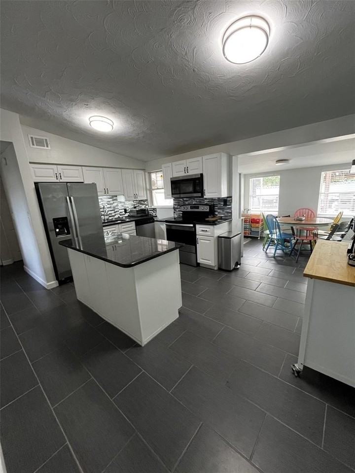 11128 116th St - Photo 5 of 18