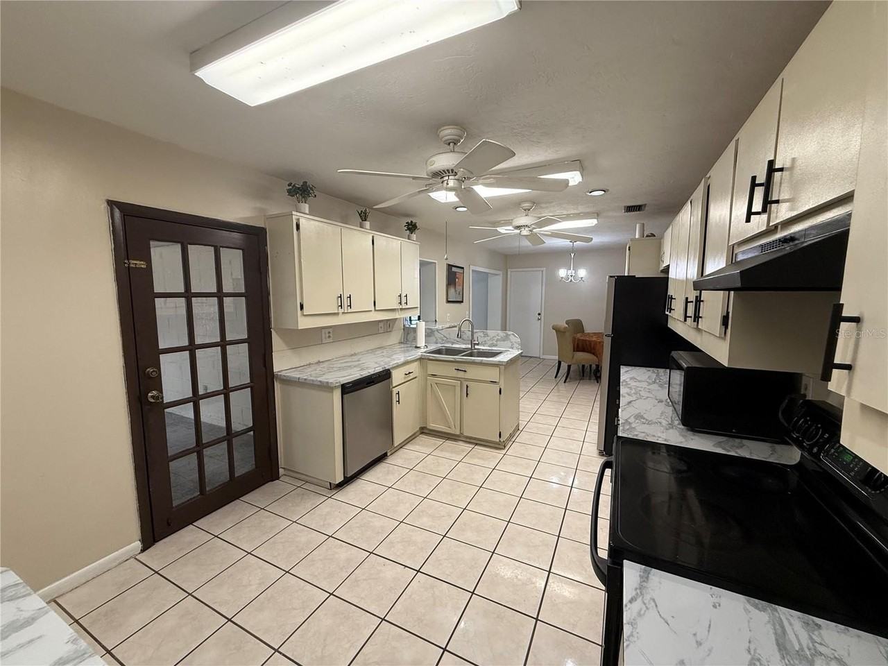 8221 Malvern Cir - Photo 7 of 30