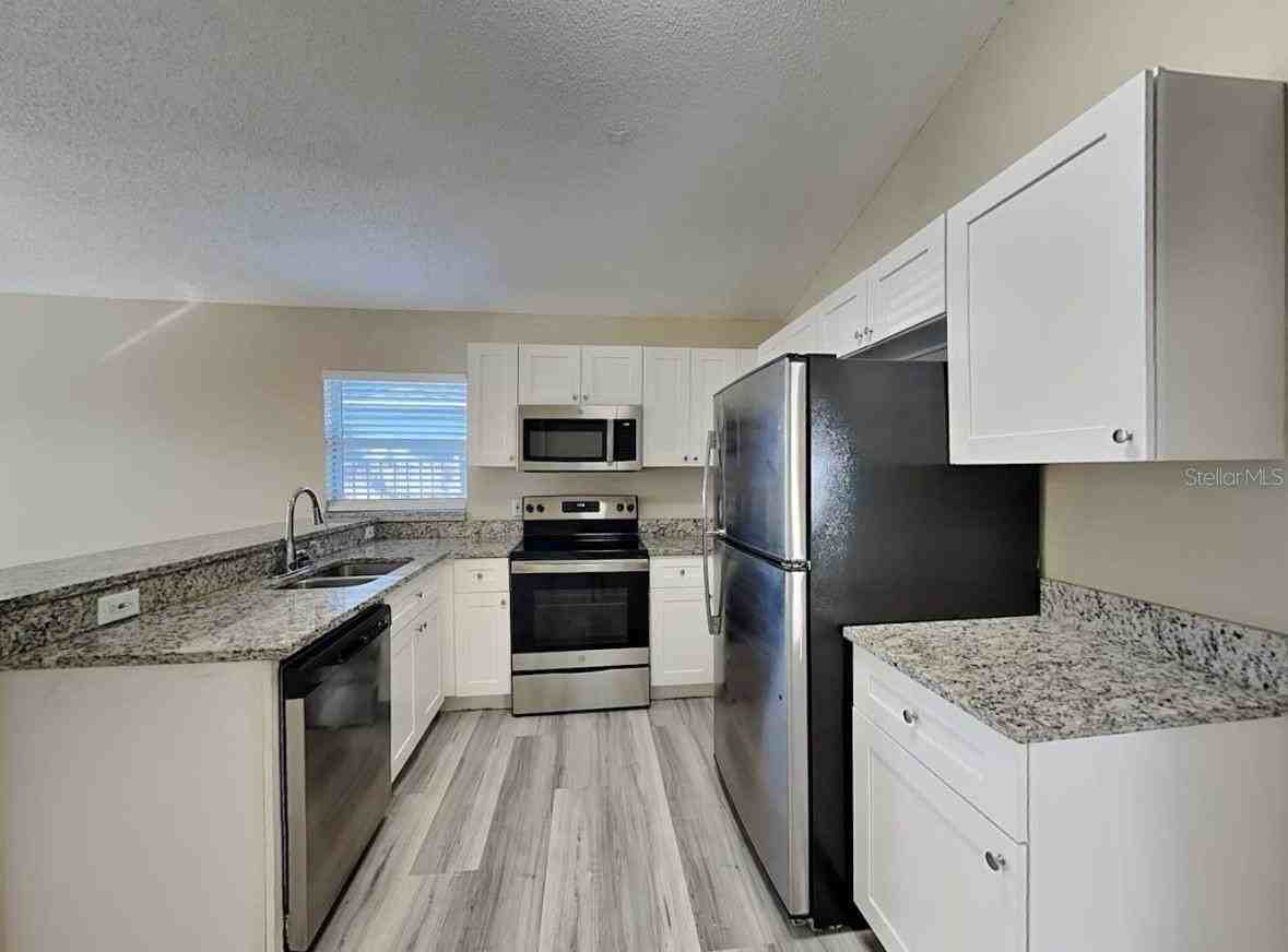 13230 Prestwick Dr - Photo 4 of 8