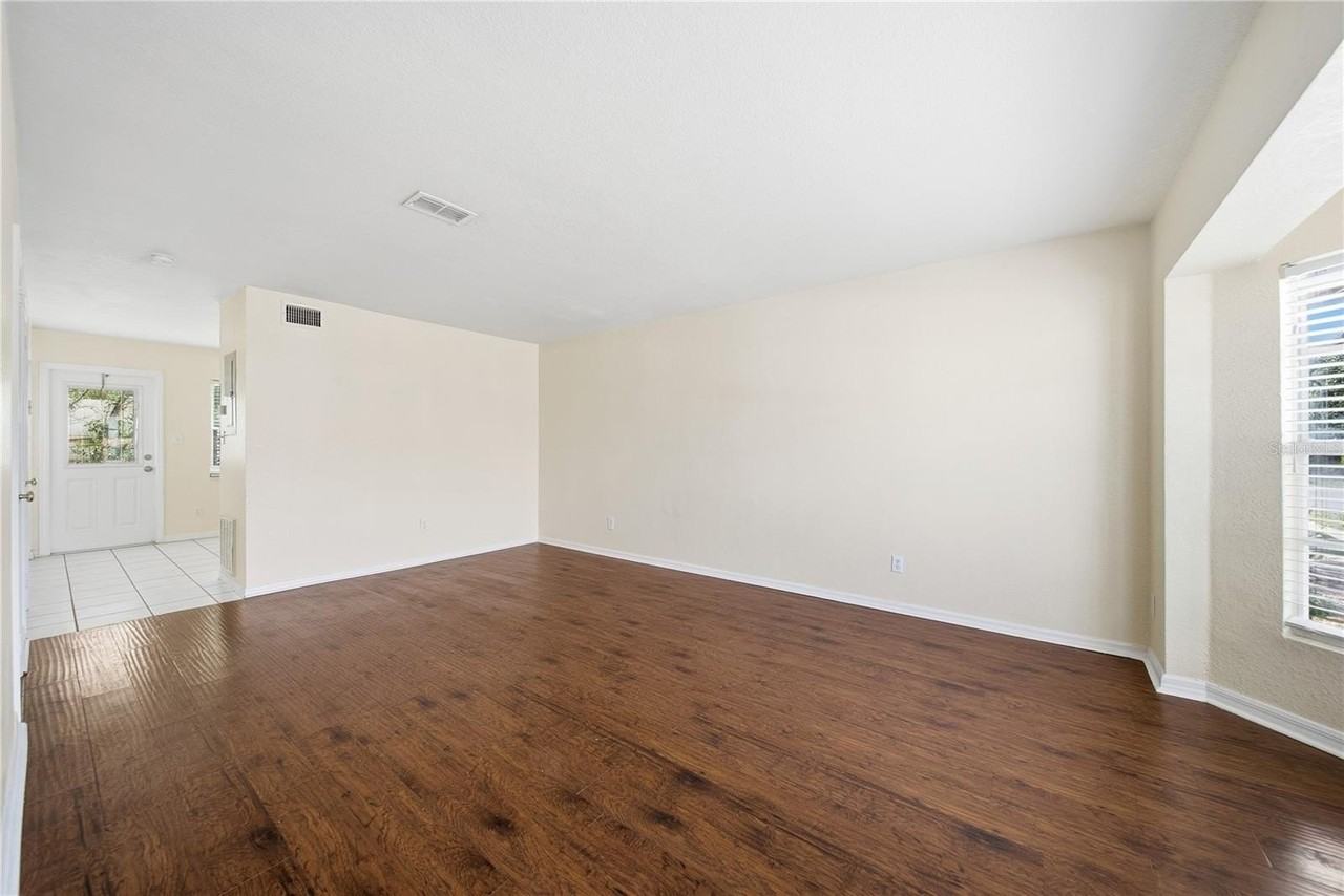 13542 Embassy Park Ct - Photo 4 of 20