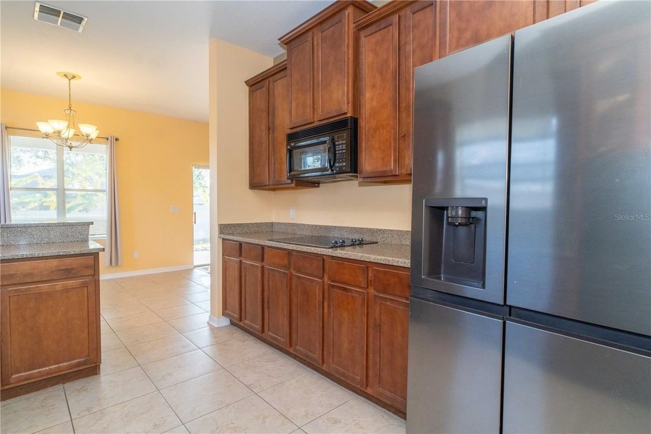 561 Winthrop Dr - Photo 4 of 36