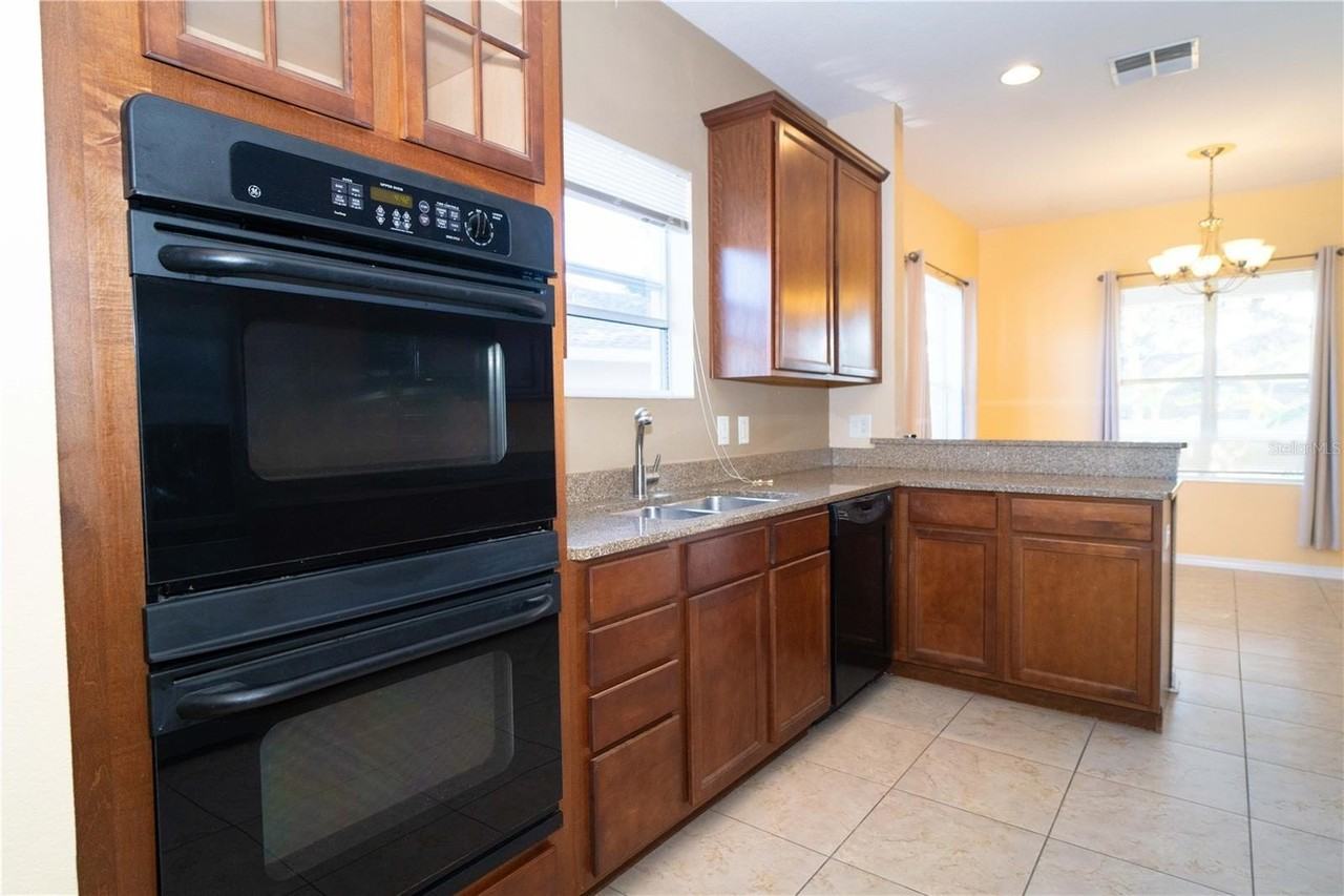 561 Winthrop Dr - Photo 5 of 36