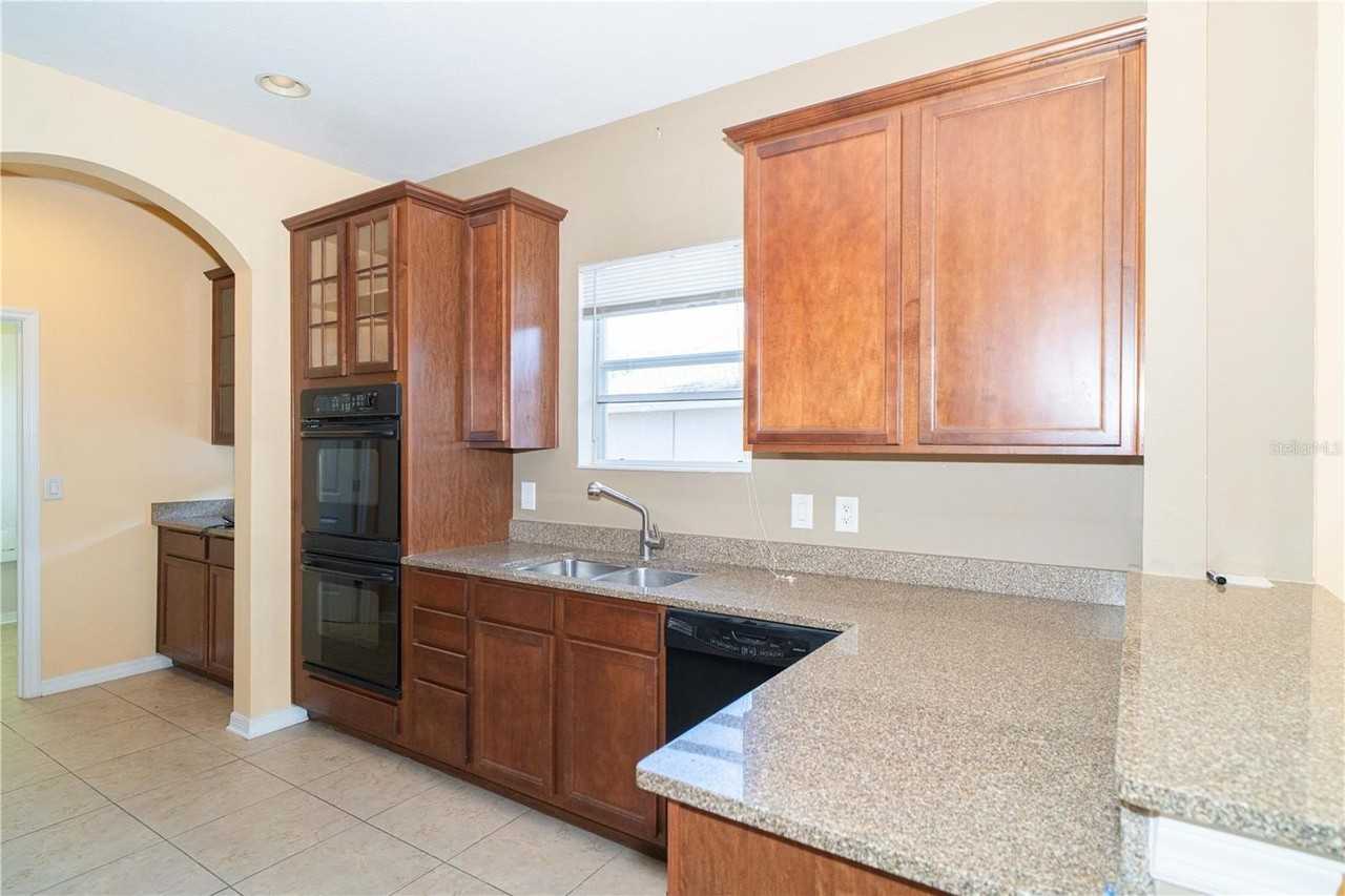 561 Winthrop Dr - Photo 6 of 36