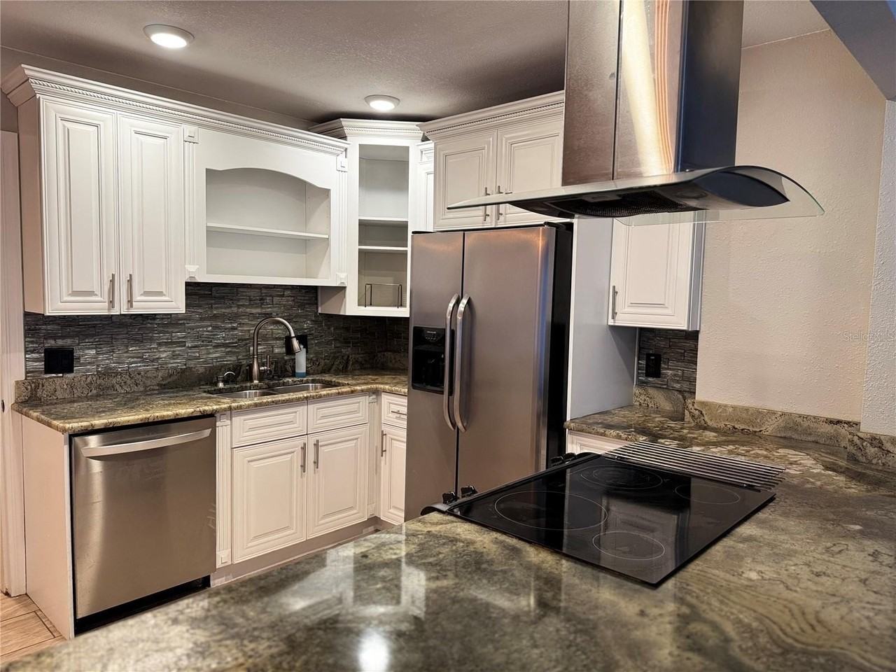 3115 S Manhattan Ave - Photo 6 of 17