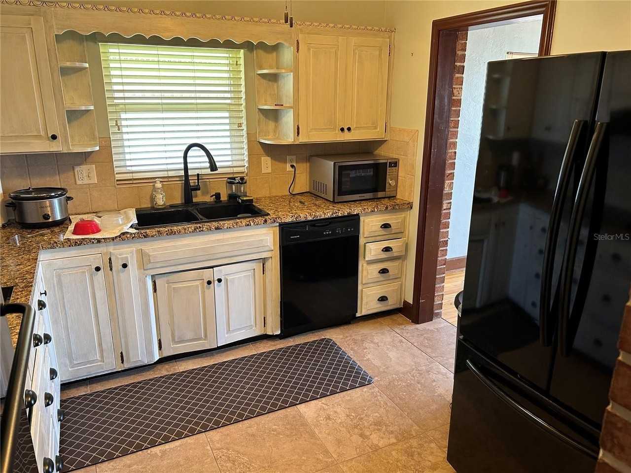 21 Paradise Ln - Photo 3 of 7