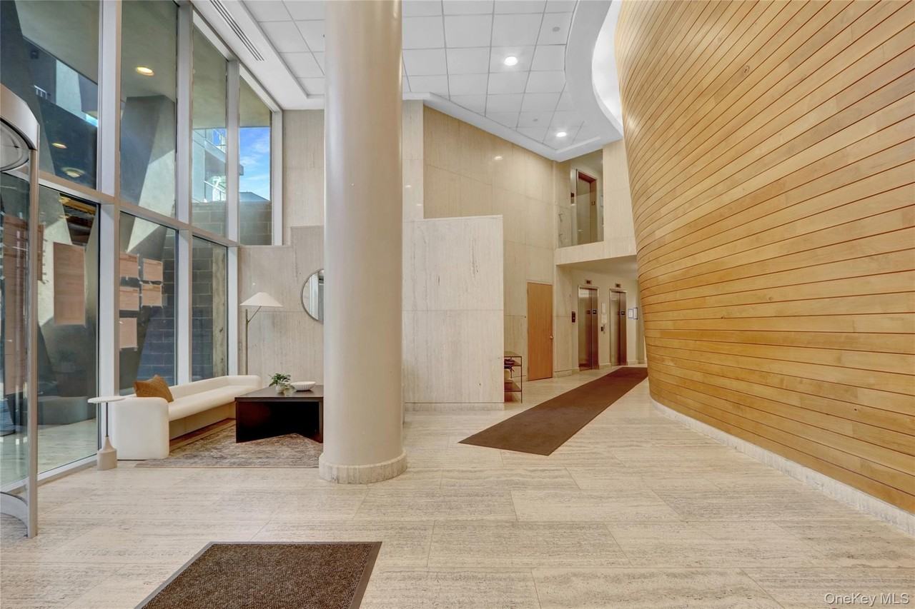 1124 31st Ave Apt 10e #10E - Photo 2 of 23