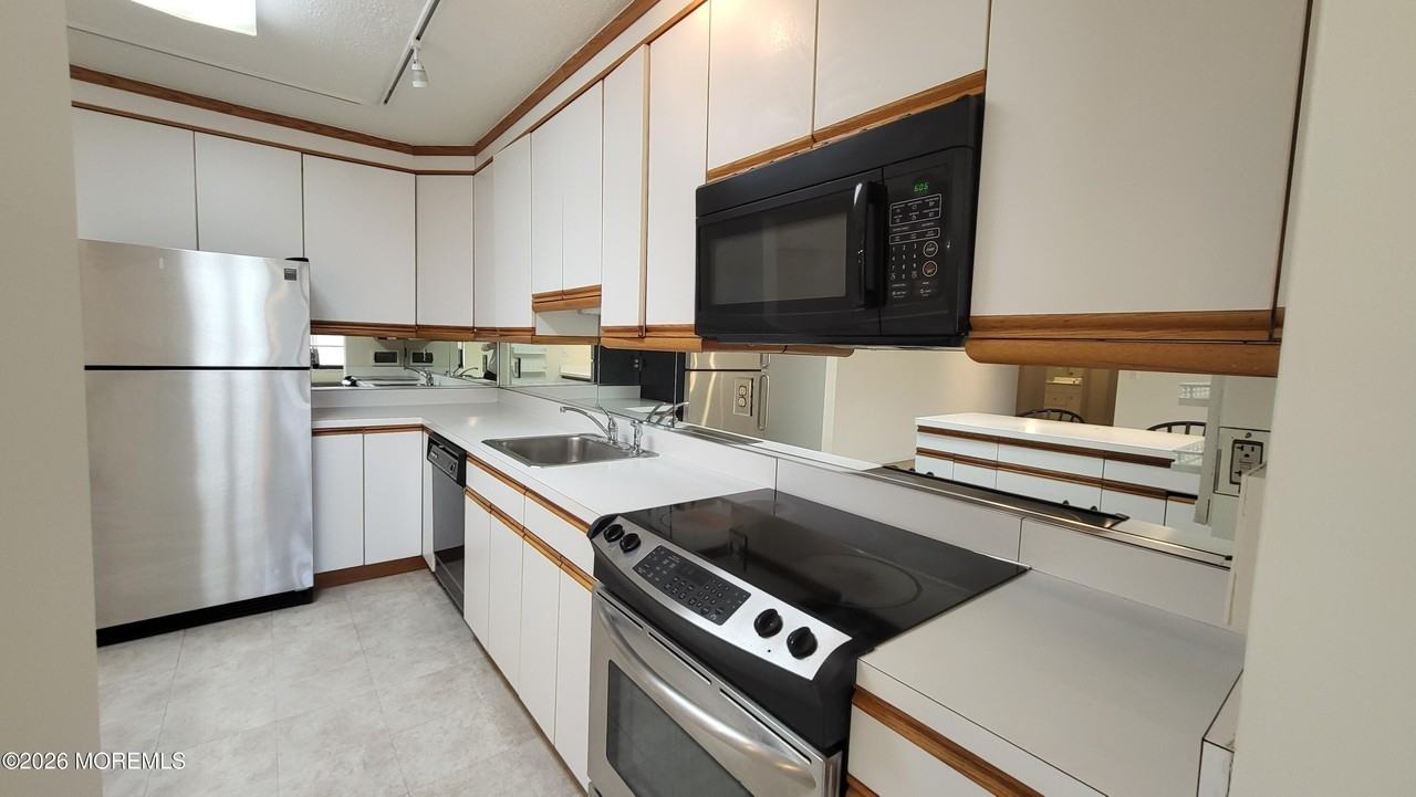 1 Channel Dr Unit 813 #813 - Photo 7 of 39