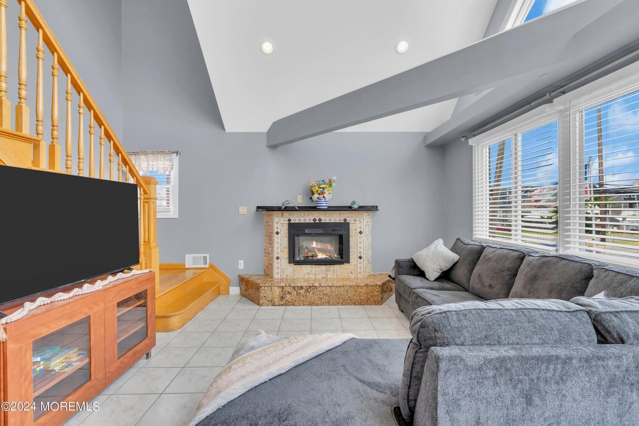 117 Harding Ave - Photo 4 of 28