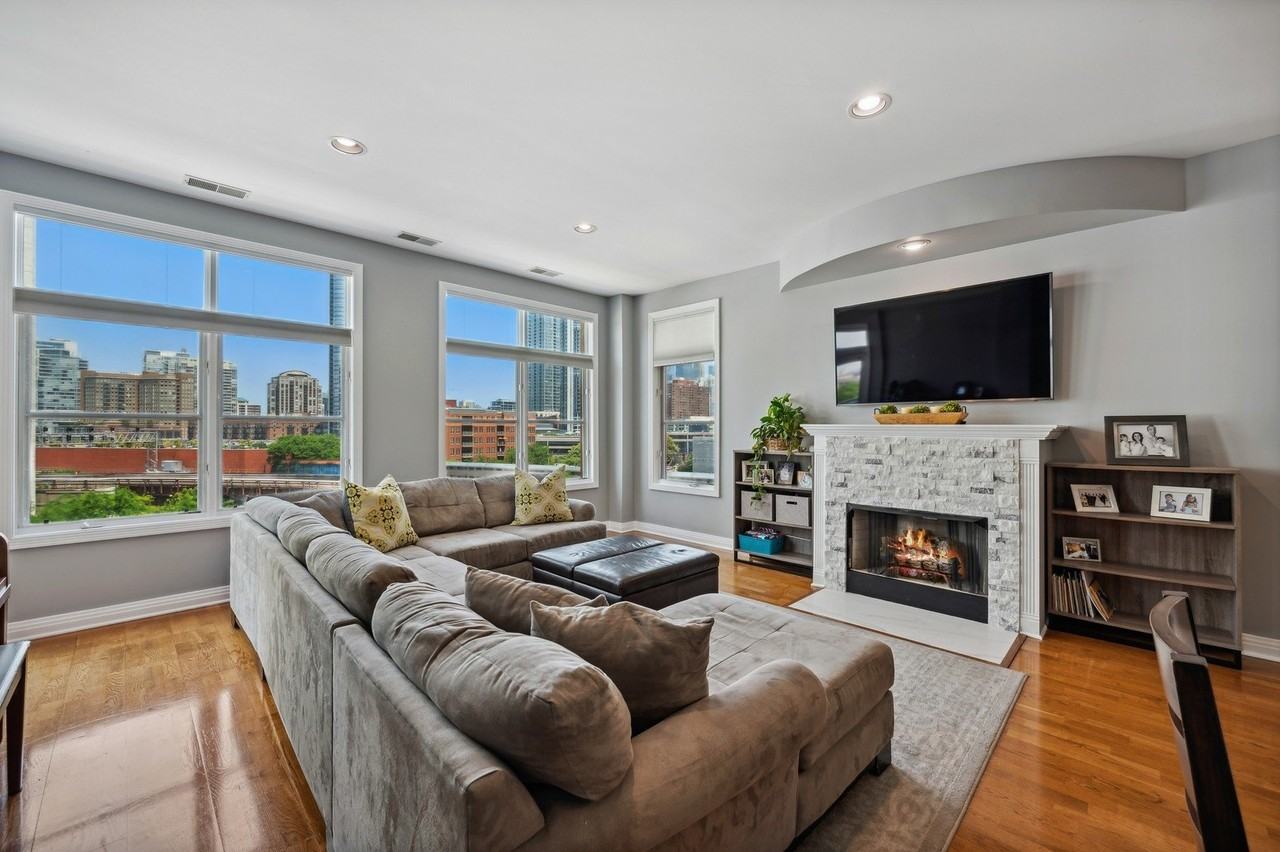 330 N Clinton St Apt 603 #603 - Photo 2 of 16