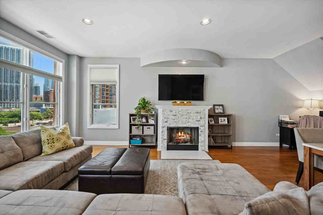 330 N Clinton St Apt 603 #603 - Photo 3 of 16