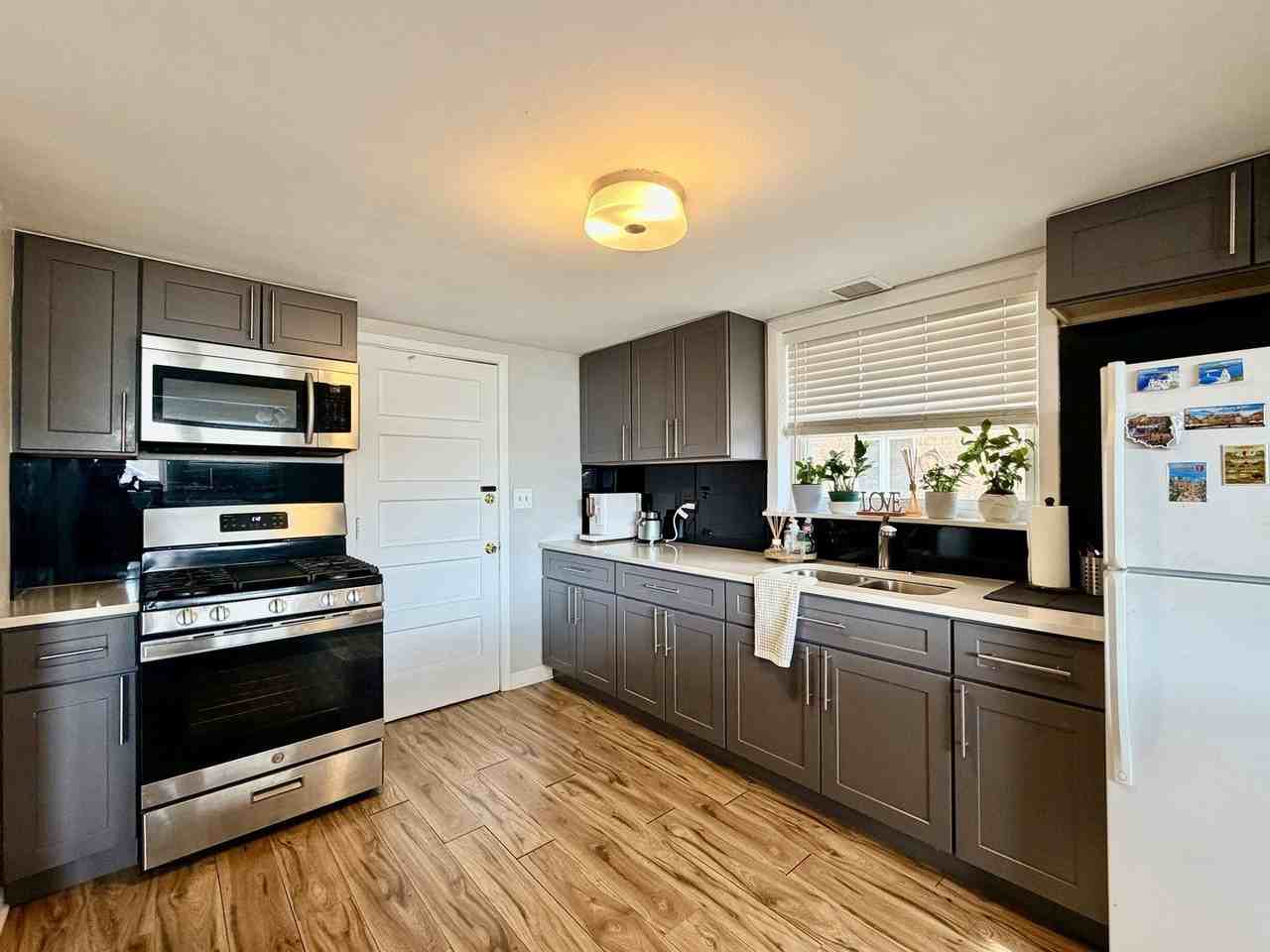 7238 W Crain St Unit G #G - Photo 3 of 11