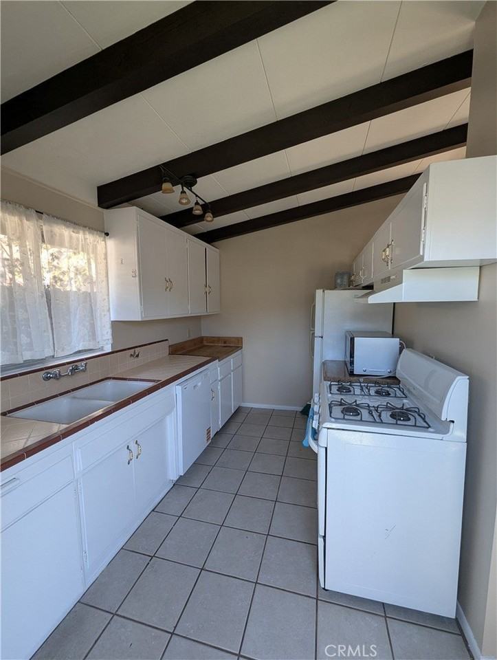 1230 Mercedes Ln - Photo 4 of 15