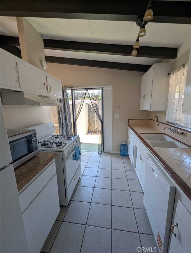 1230 Mercedes Ln - Photo 5 of 15