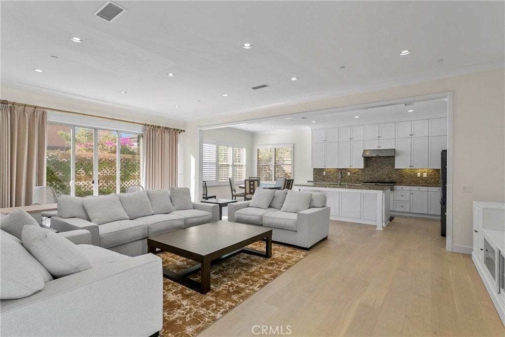 76 Gardenhouse Way - Photo 4 of 32