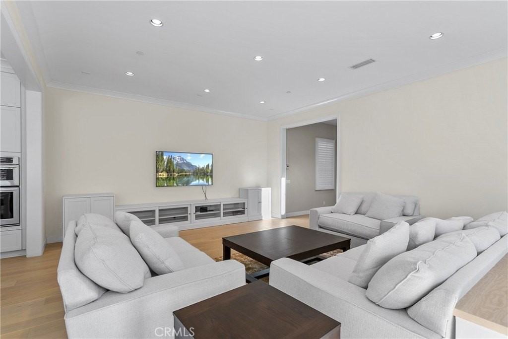 76 Gardenhouse Way - Photo 5 of 32