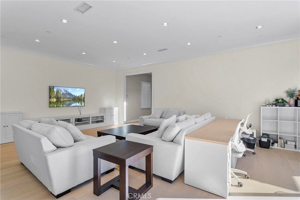 76 Gardenhouse Way - Photo 7 of 32