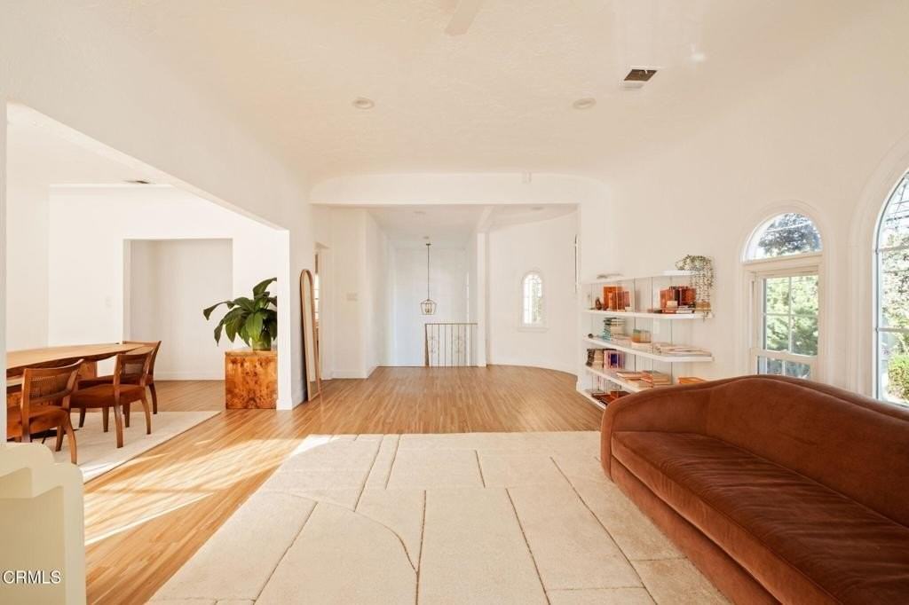 5166 Packard St - Photo 4 of 21