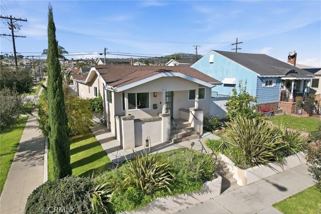 1939 S Leland St - Photo 4 of 40