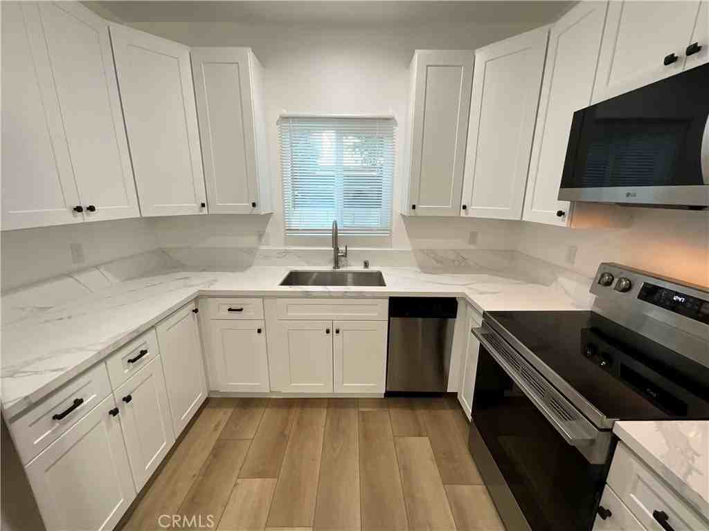 5952 Balcom Ave - Photo 3 of 16