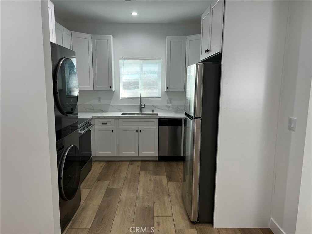 5952 Balcom Ave - Photo 2 of 16