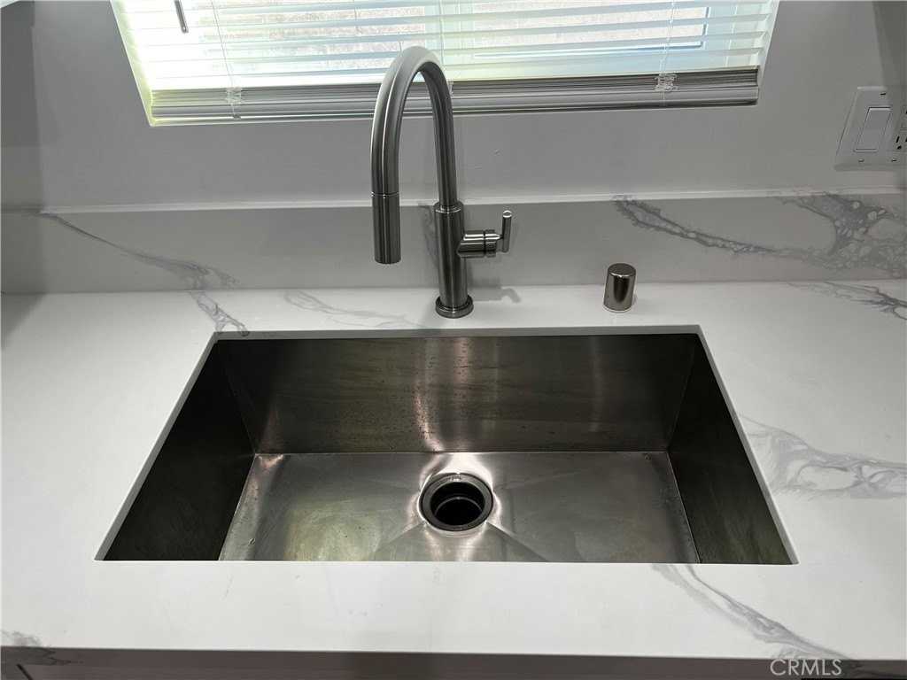 5952 Balcom Ave - Photo 7 of 16