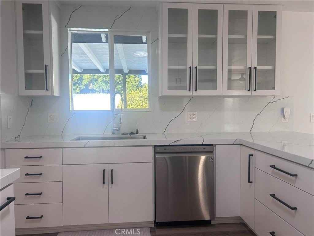 22315 Kittridge St - Photo 4 of 26