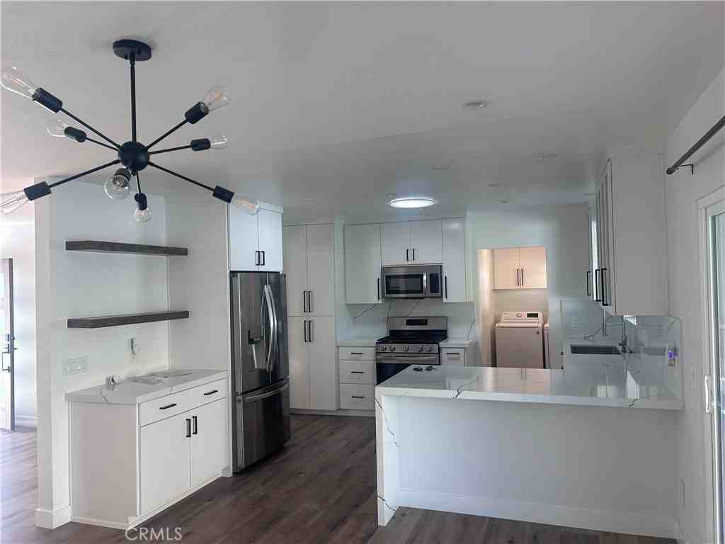 22315 Kittridge St - Photo 6 of 26