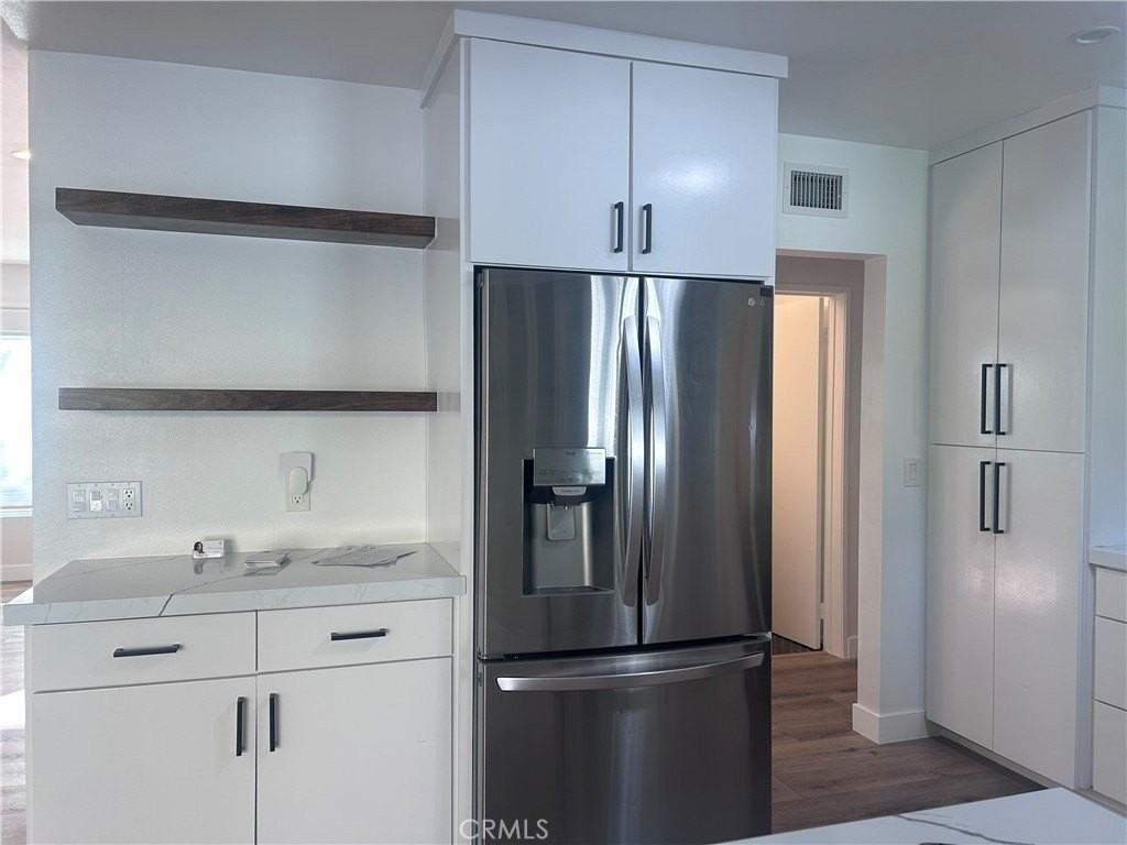 22315 Kittridge St - Photo 7 of 26