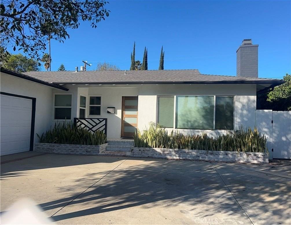 22315 Kittridge St - Photo 2 of 26