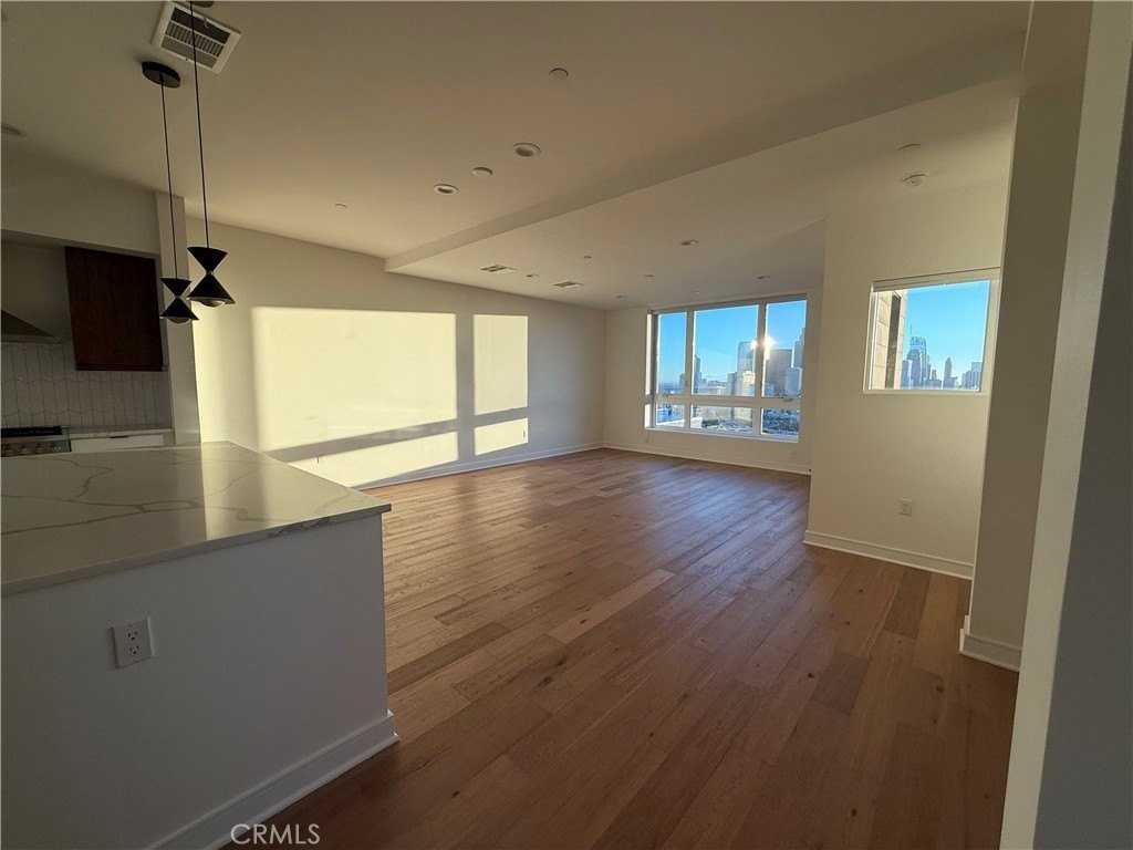 1048 N Joels Pl - Photo 5 of 39