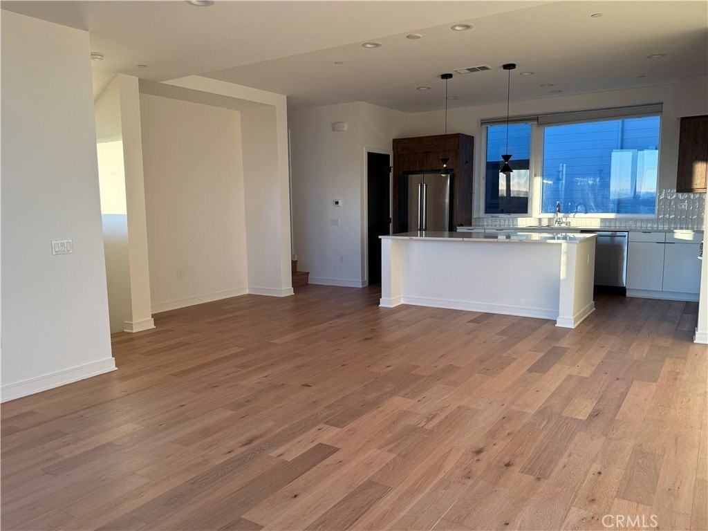 1048 N Joels Pl - Photo 6 of 39