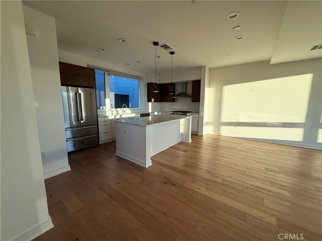 1048 N Joels Pl - Photo 7 of 39