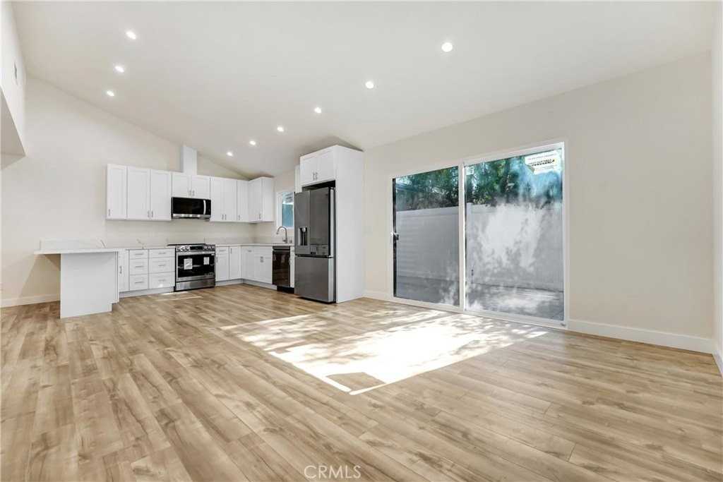 15950 Cohasset St - Photo 2 of 11