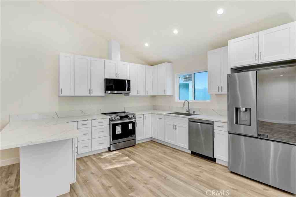 15950 Cohasset St - Photo 3 of 11