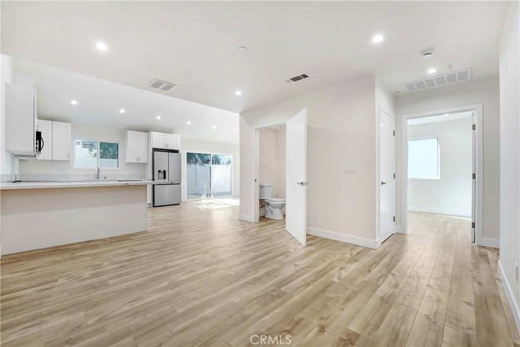 15950 Cohasset St - Photo 4 of 11