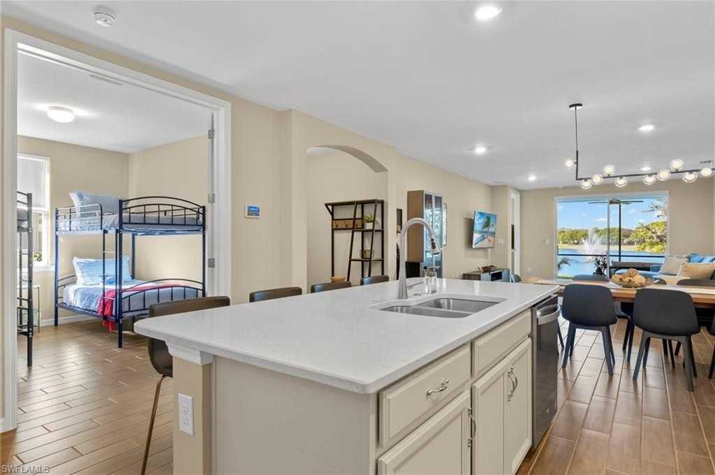 14644 Edgewater Cir - Photo 4 of 32