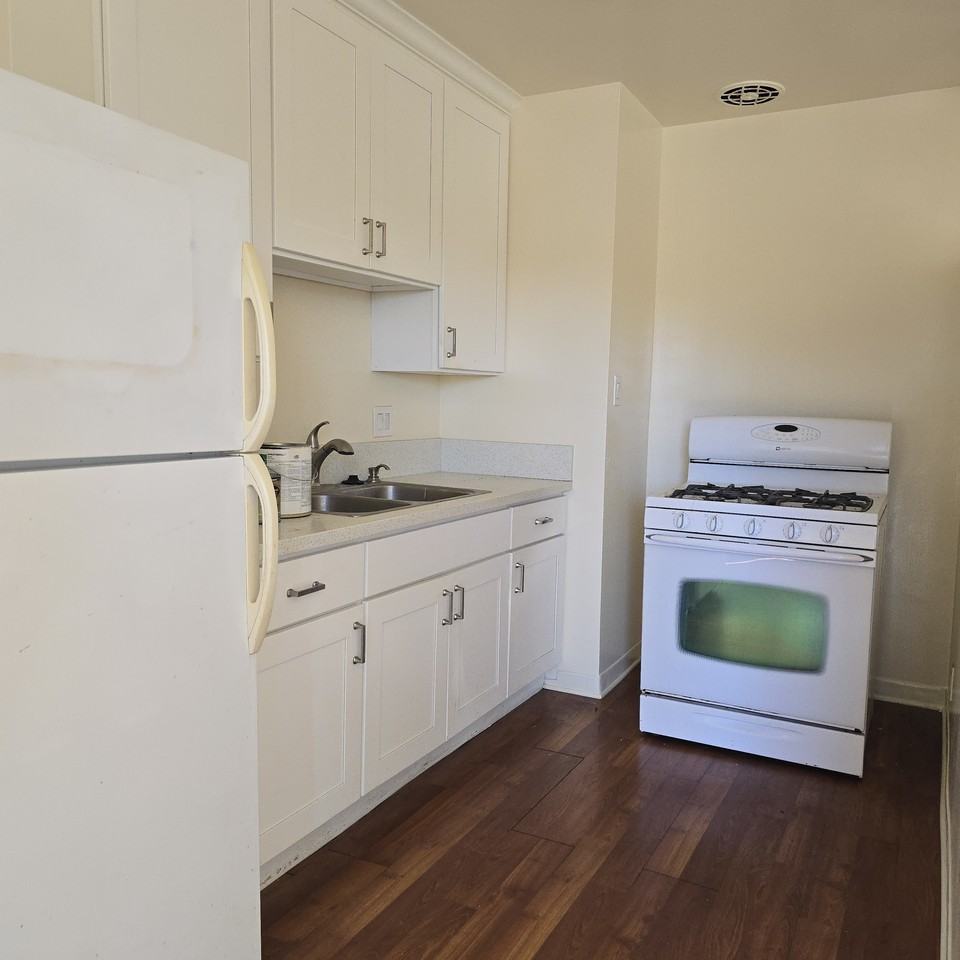 900 Imperial - Photo 2 of 9