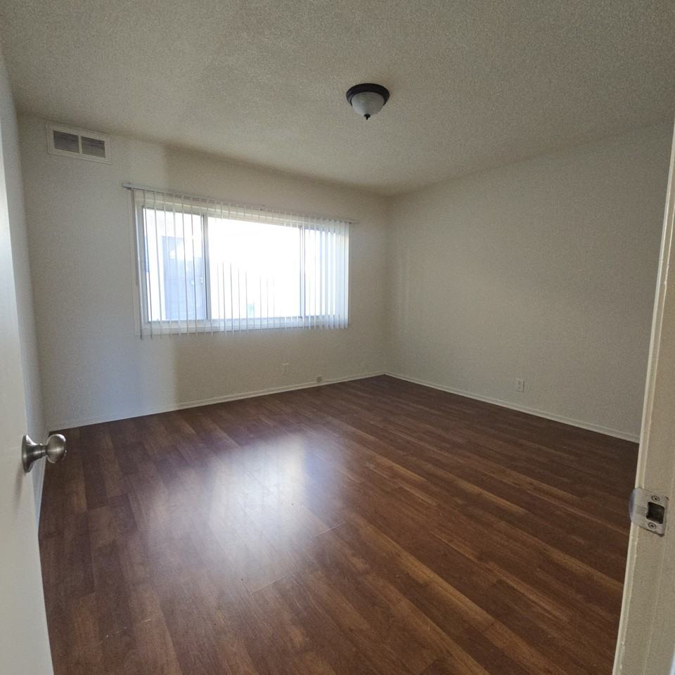 900 Imperial - Photo 5 of 12