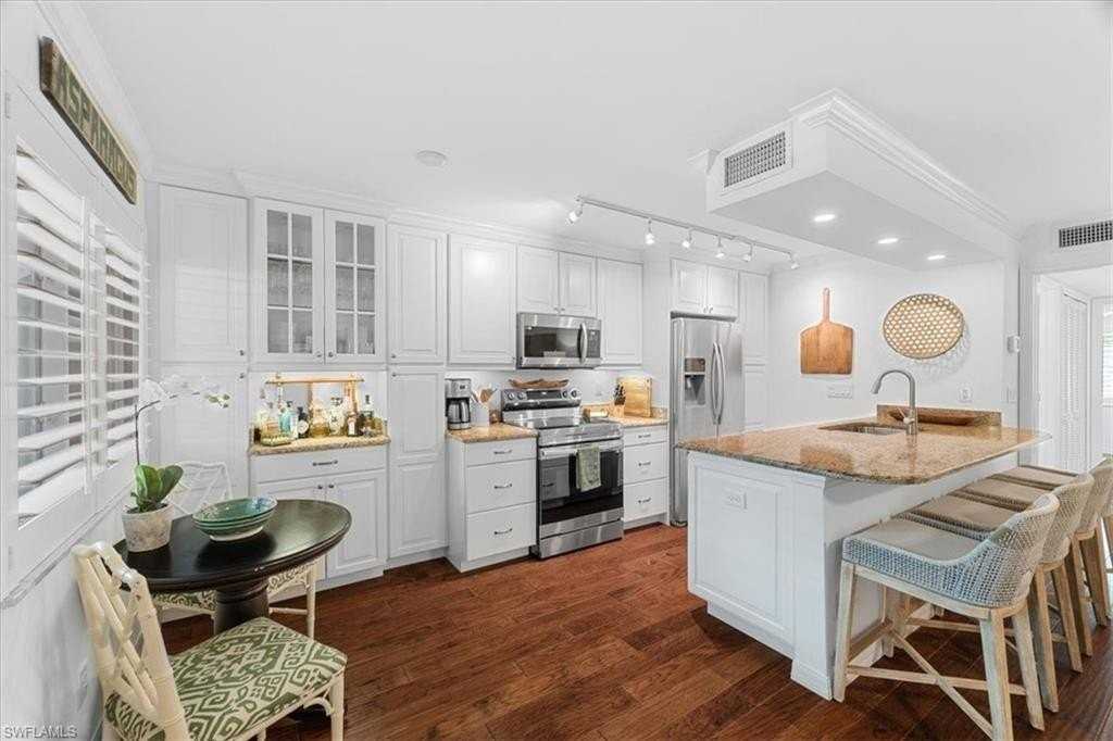 380 4th Ave S Unit 380 #380 - Photo 4 of 19