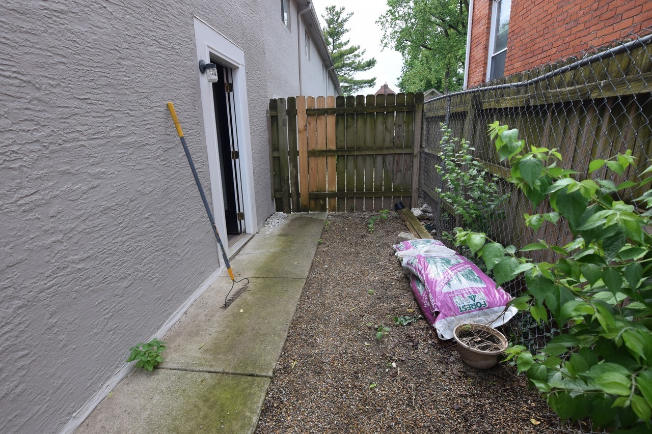 1271 Summit Street - Photo 5 of 11