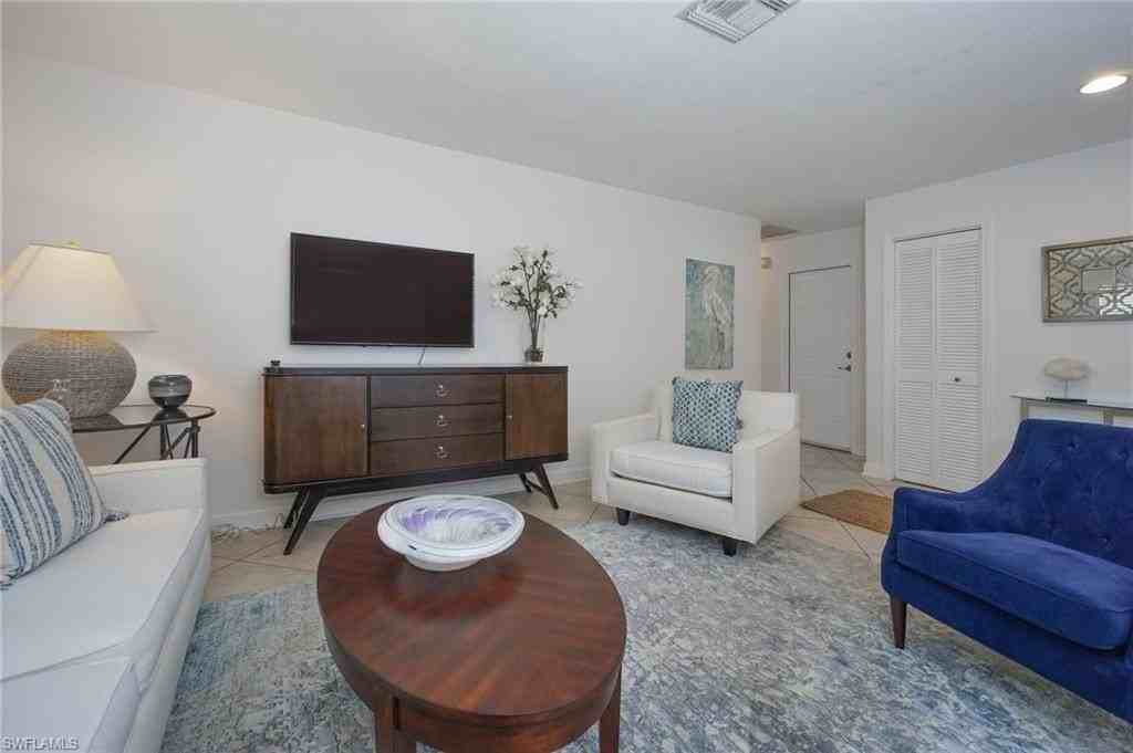 768 96th Ave N - Photo 5 of 34