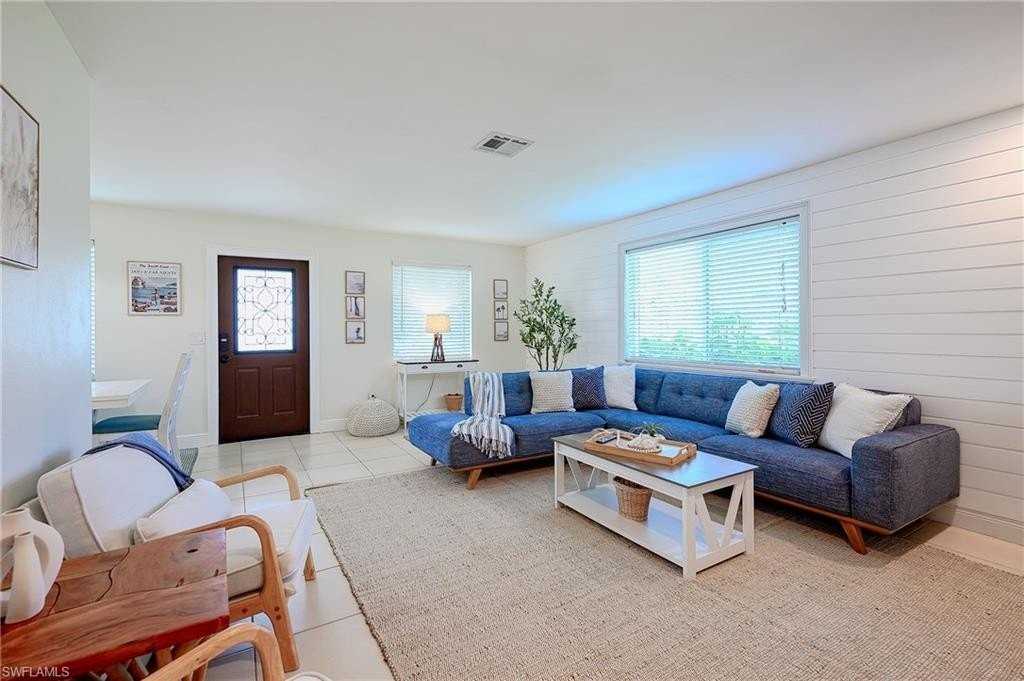 757 101st Ave N - Photo 7 of 33