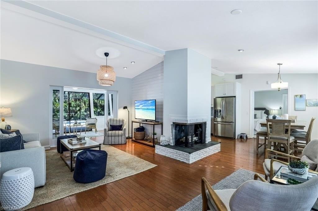 739 7th Ave N - Photo 4 of 30