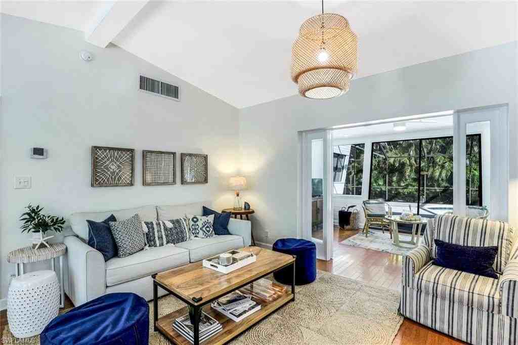 739 7th Ave N - Photo 5 of 30