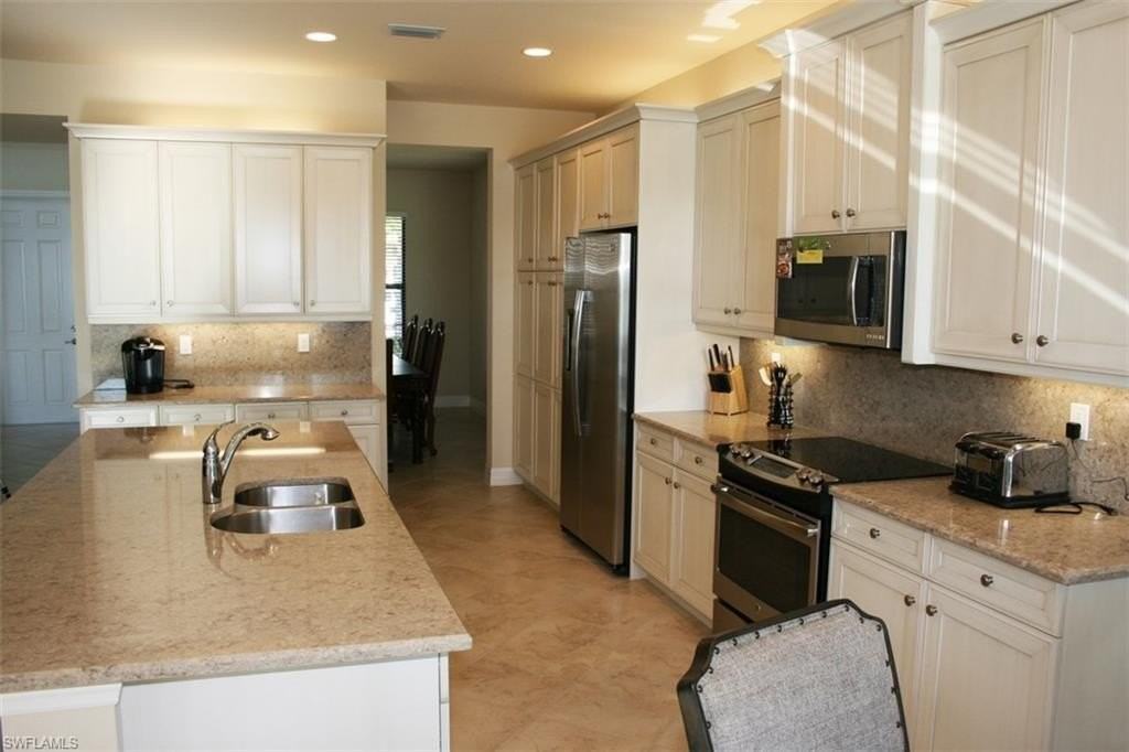 3296 Pacific Dr - Photo 4 of 32