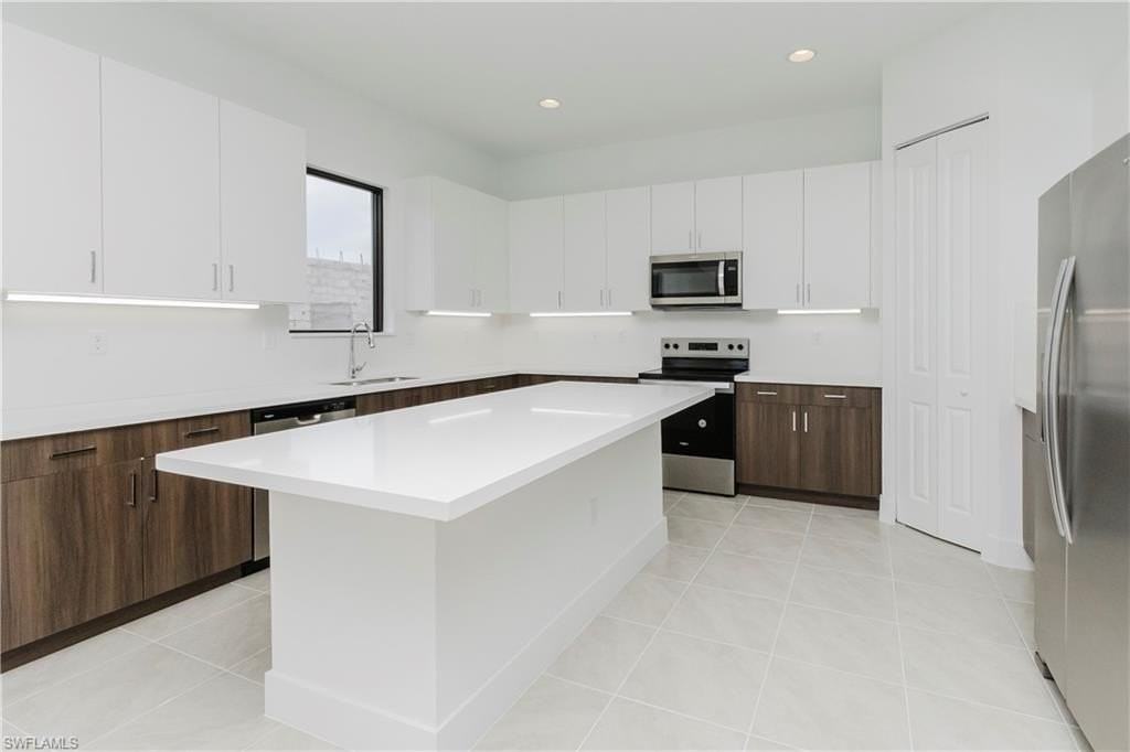 5114 Penella Ave - Photo 6 of 47