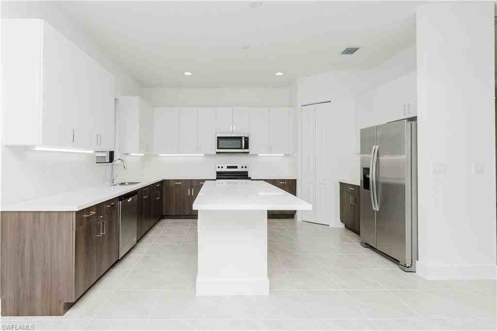 5114 Penella Ave - Photo 7 of 47